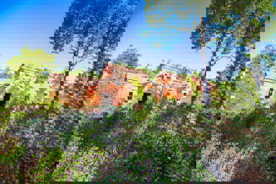 Hotel / piano Off, 17 bungalow incompiuti su un terreno di 15.000 m2