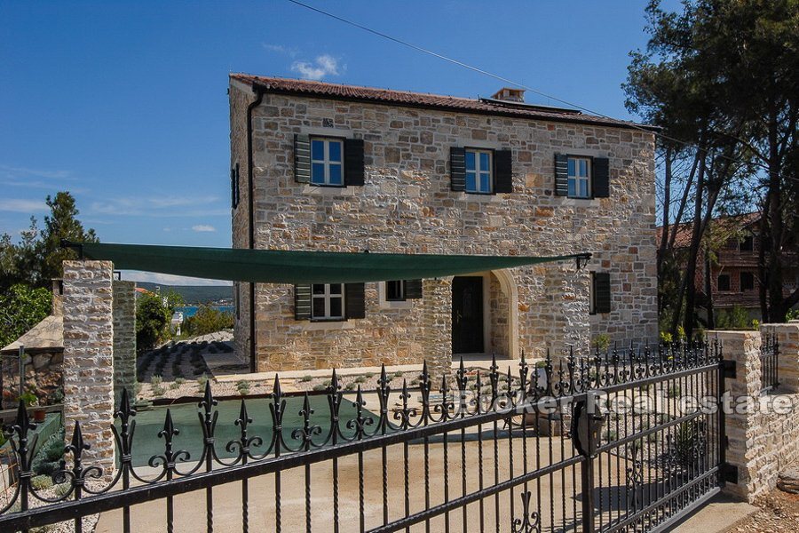 Casa in pietra con vista mare