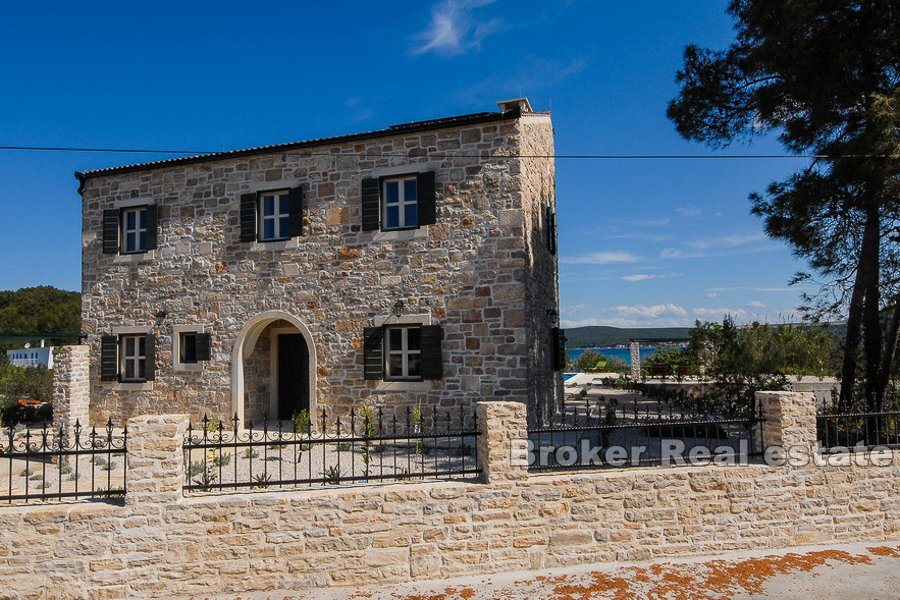 Casa in pietra con vista mare