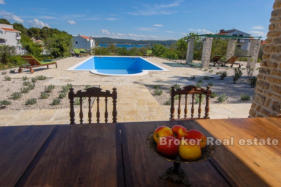 Casa in pietra con vista mare