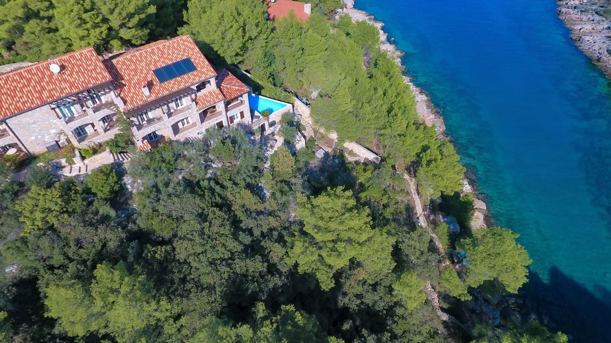Casa in pietra unica al mare