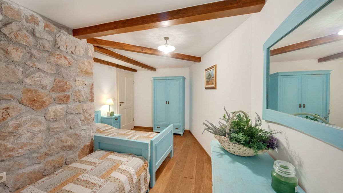 Casa in pietra unica al mare
