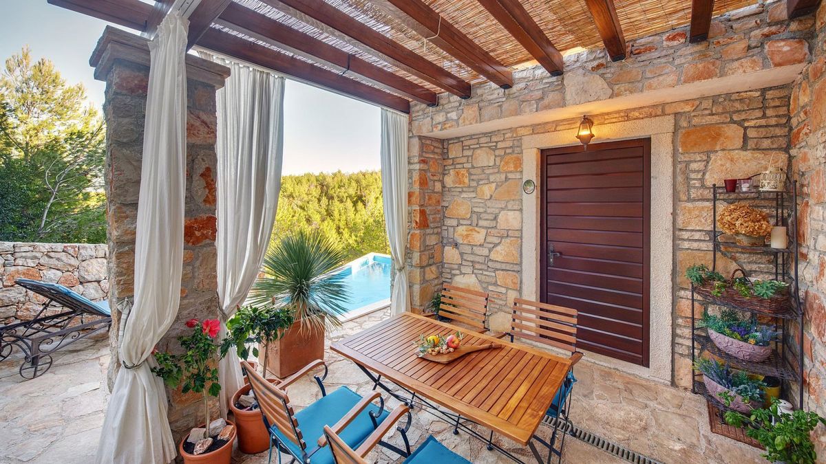 Casa in pietra unica al mare