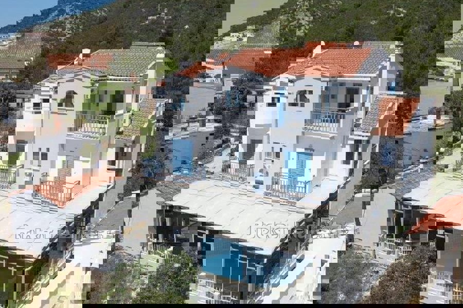 Casa con piscina e vista mare