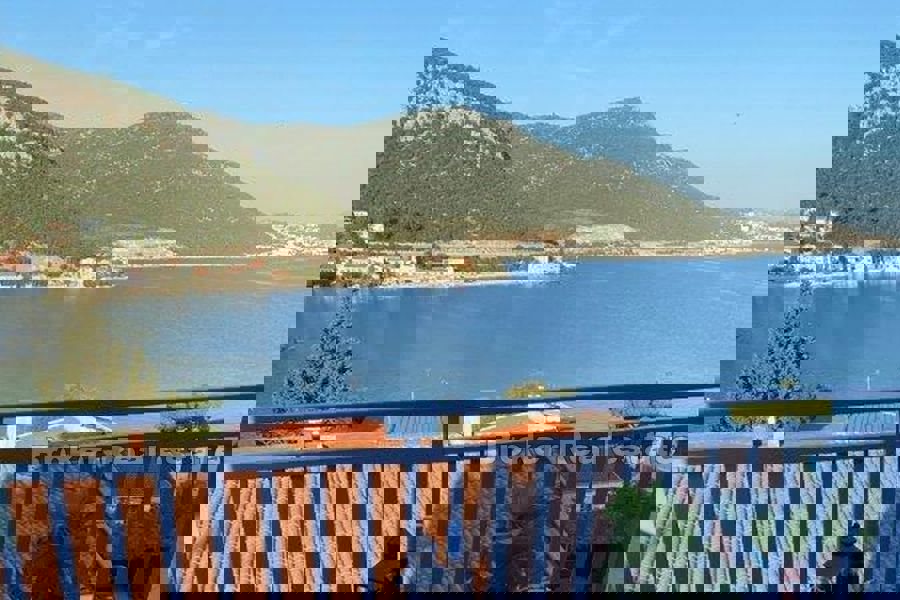 Casa con piscina e vista mare