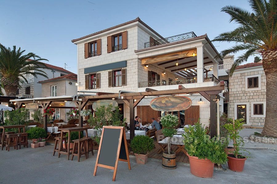 Rogoznica, una bella casa in pietra con un ristorante