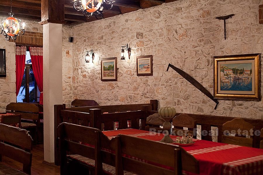 Rogoznica, una bella casa in pietra con un ristorante