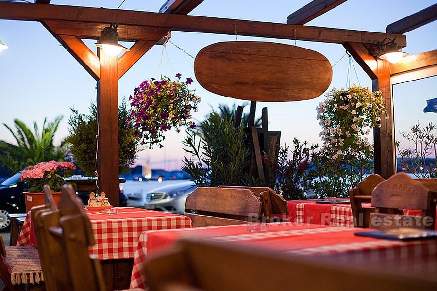 Rogoznica, una bella casa in pietra con un ristorante