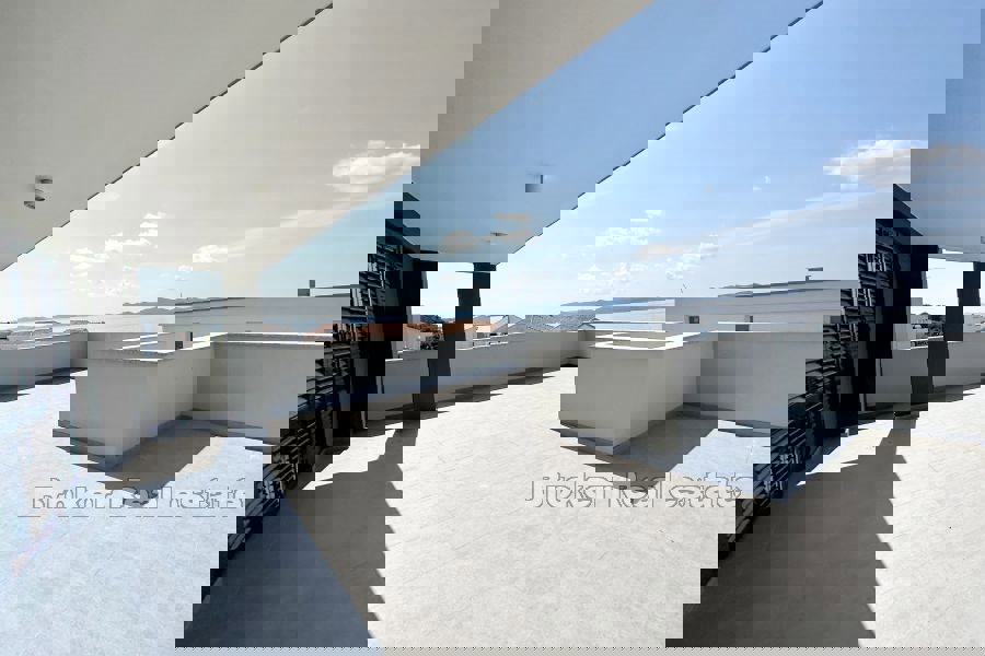 Attico in seconda fila al mare