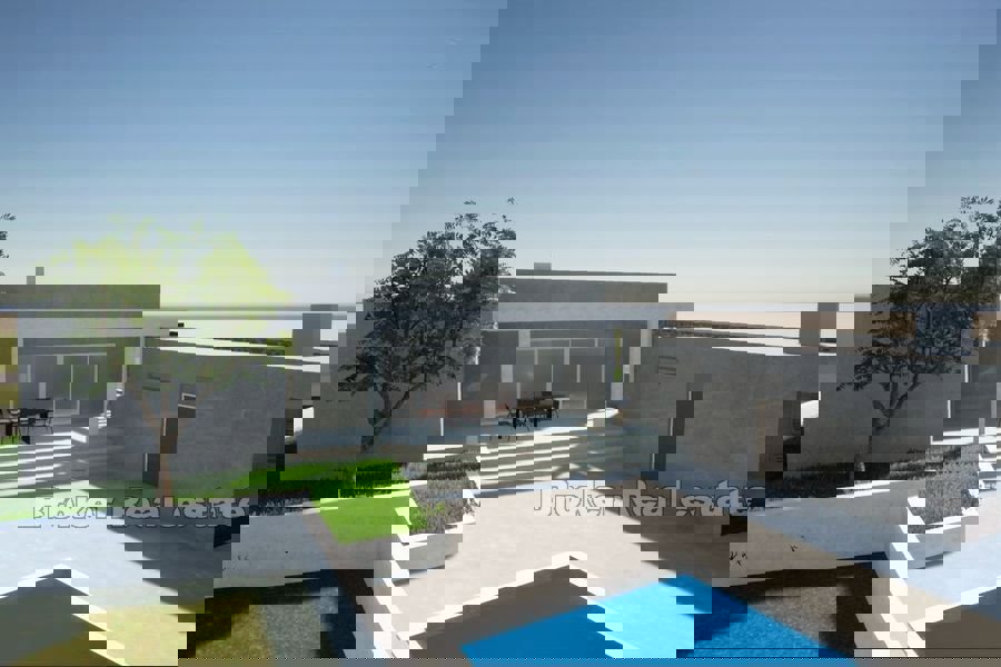 Casa a un piano di nuova costruzione con piscina