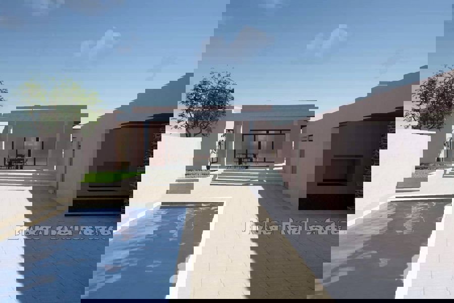 Casa a un piano di nuova costruzione con piscina