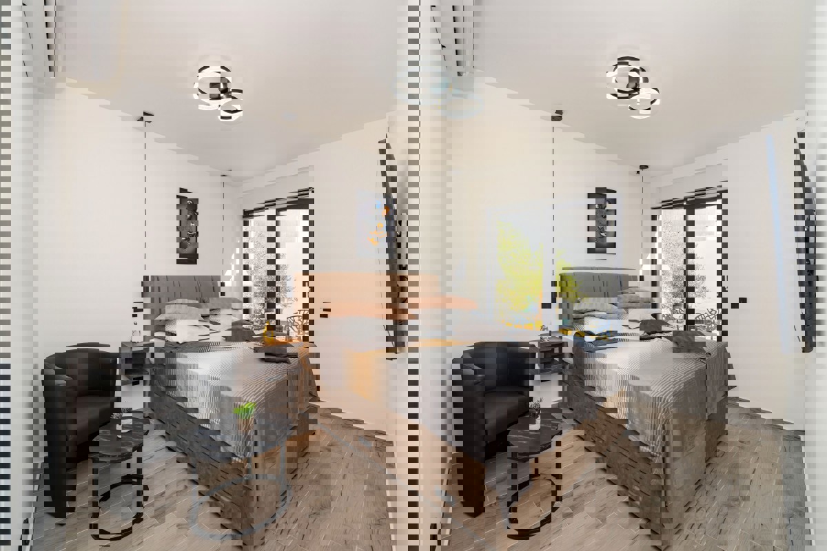 Villa di nuova costruzione con piscina e vista mare