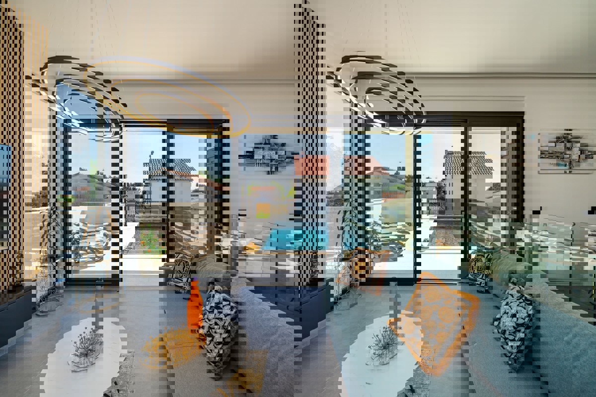 Villa di nuova costruzione con piscina e vista mare