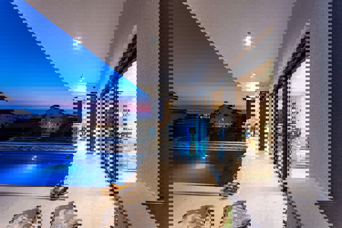 Villa di nuova costruzione con piscina e vista mare