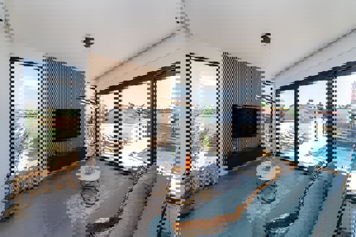 Villa di nuova costruzione con piscina e vista mare