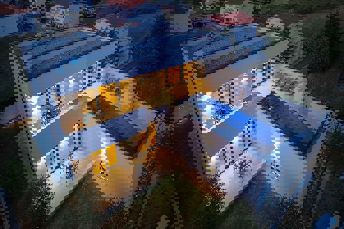 Villa di nuova costruzione con piscina e vista mare