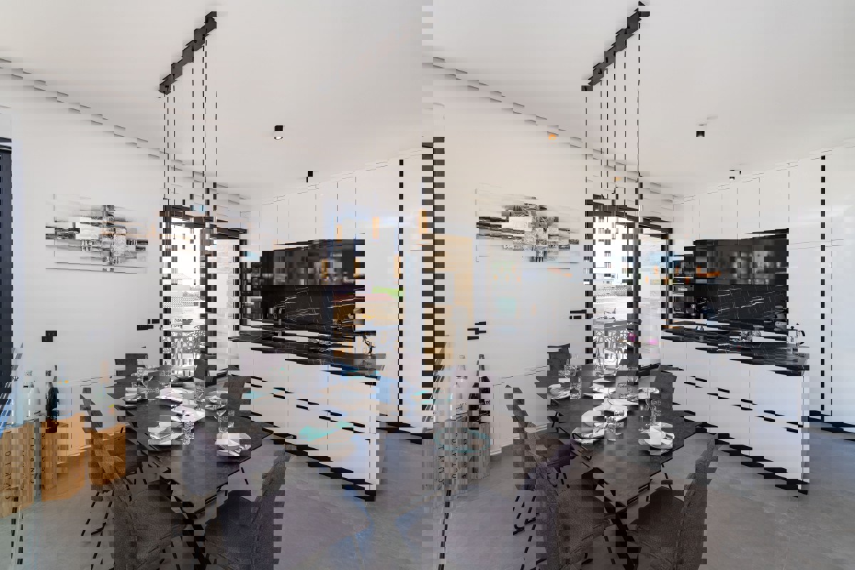 Villa di nuova costruzione con piscina e vista mare