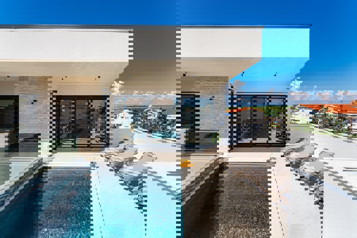 Villa di nuova costruzione con piscina e vista mare