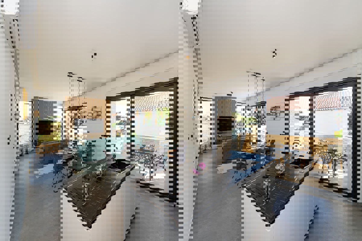 Villa di nuova costruzione con piscina e vista mare