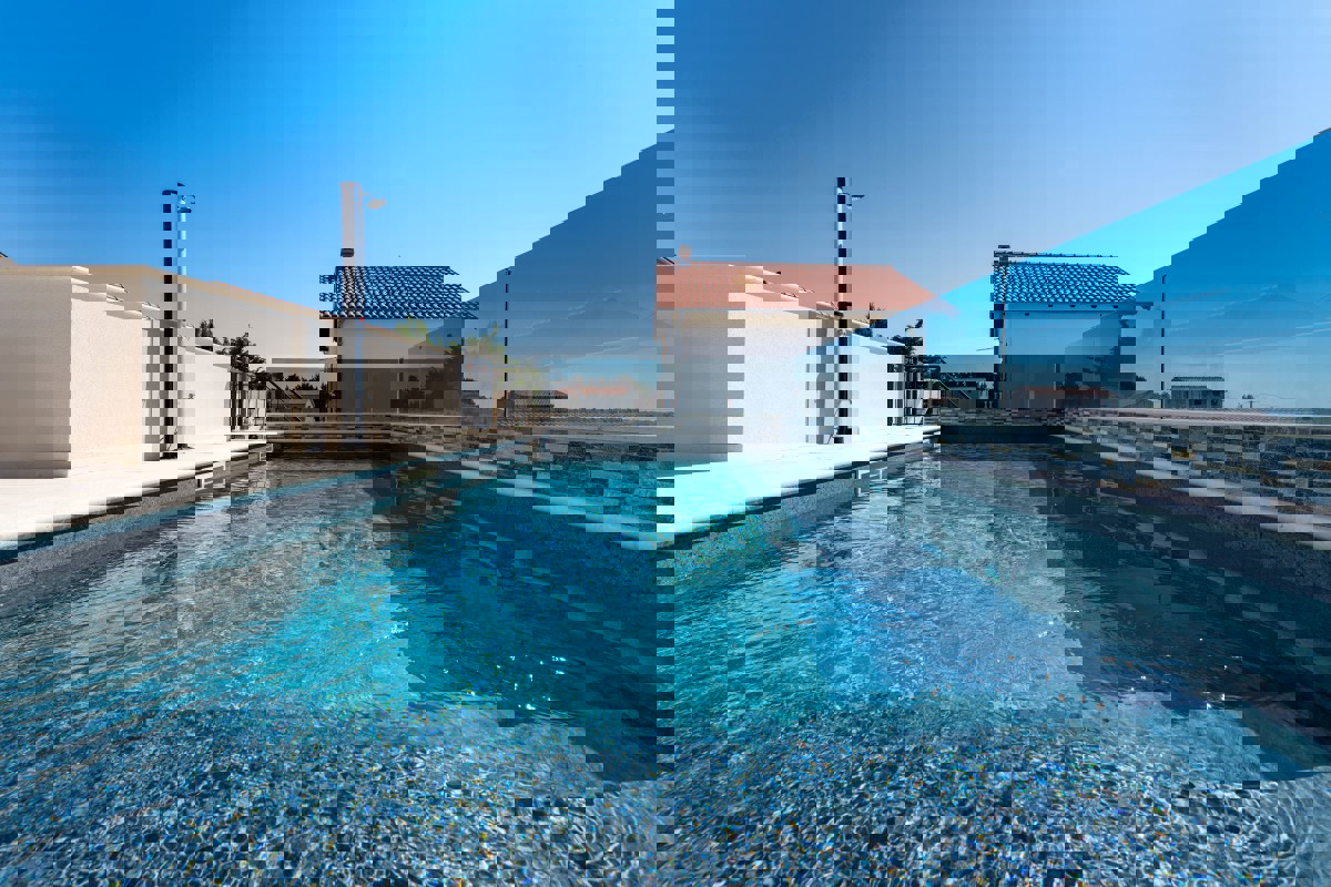 Villa di nuova costruzione con piscina e vista mare