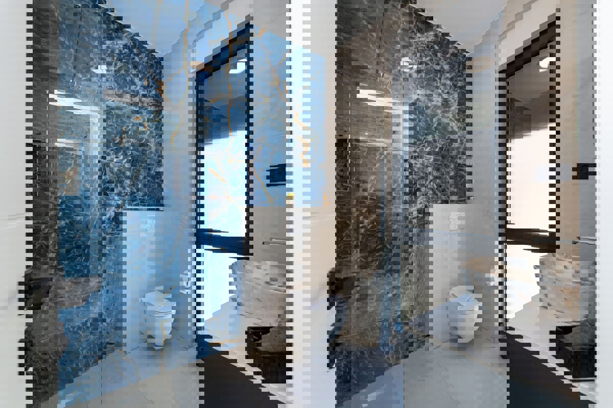 Villa di nuova costruzione con piscina e vista mare