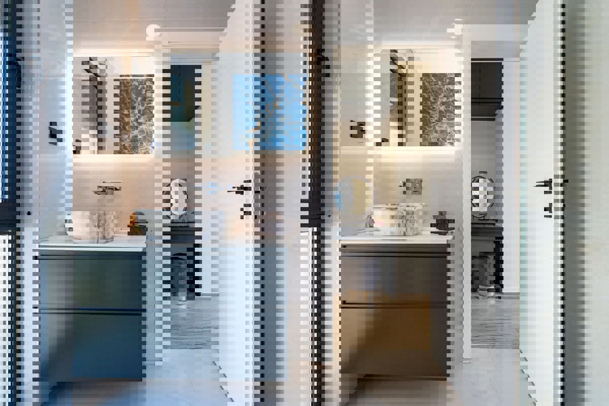 Villa di nuova costruzione con piscina e vista mare