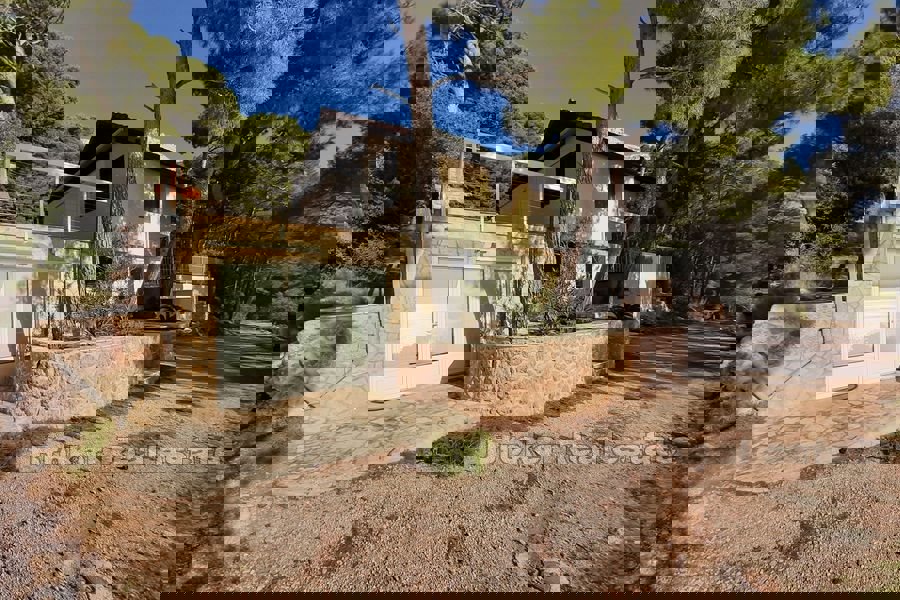 Casa con piscina e vista mare