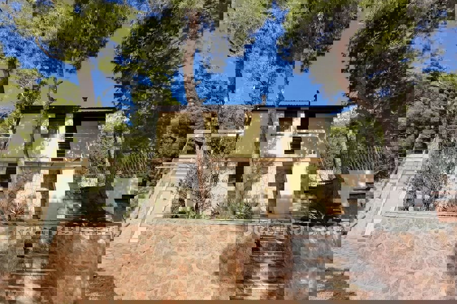 Casa con piscina e vista mare