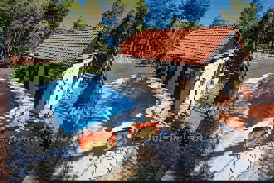 Casa con piscina e vista mare