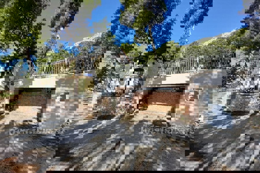 Casa con piscina e vista mare