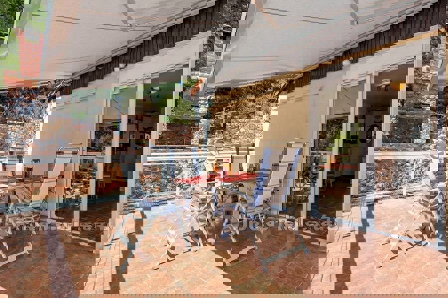 Casa con piscina e vista mare