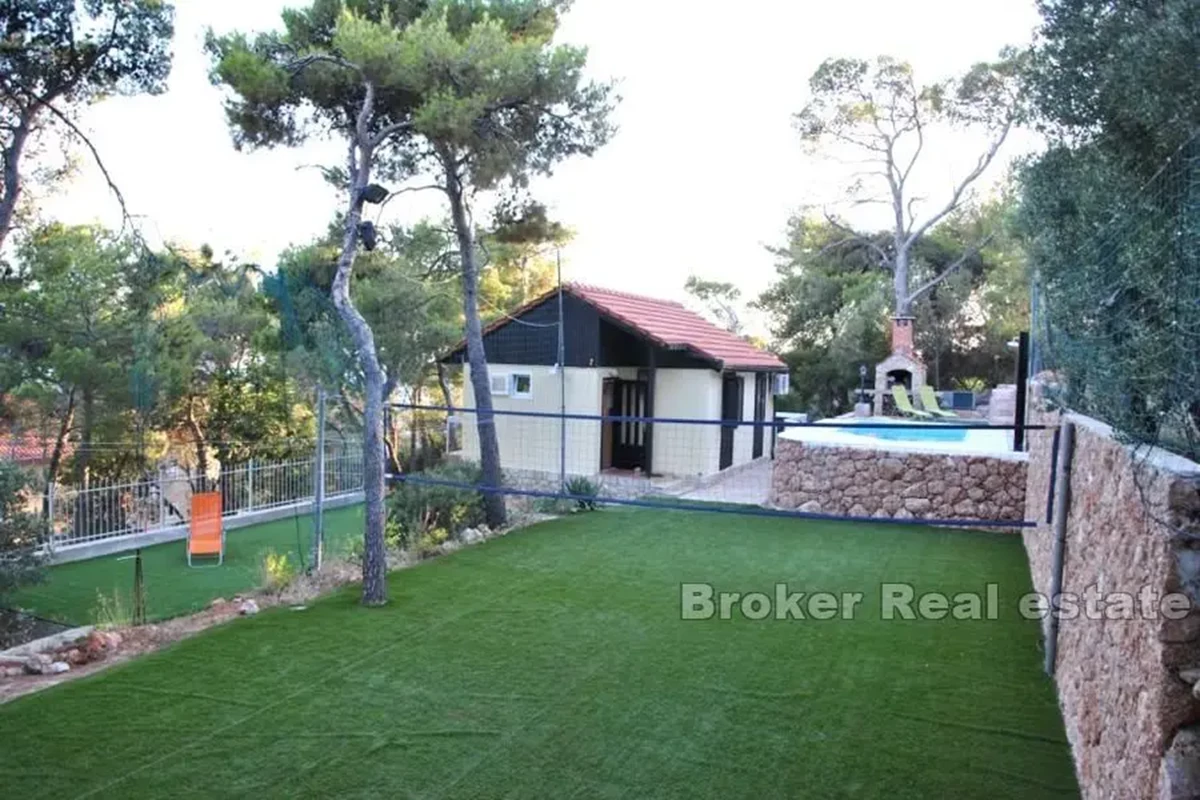 Casa con piscina e vista mare