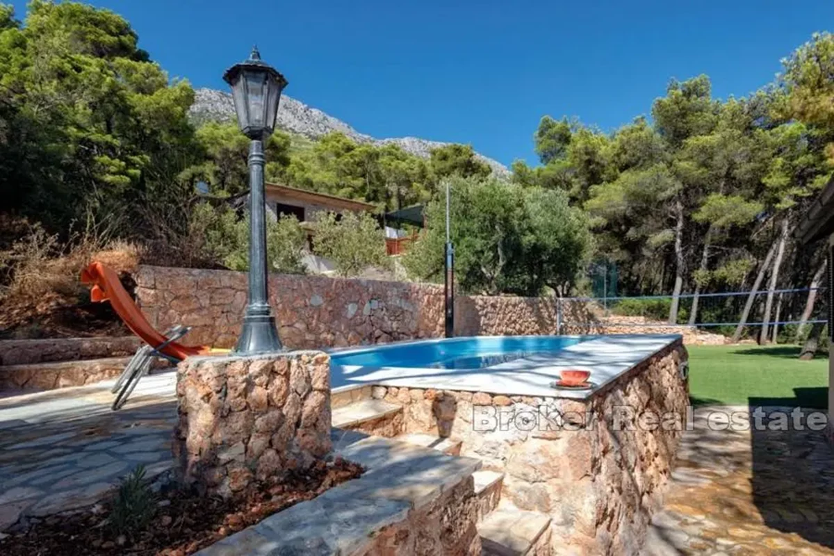 Casa con piscina e vista mare