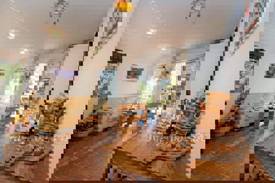 Casa con piscina e vista mare