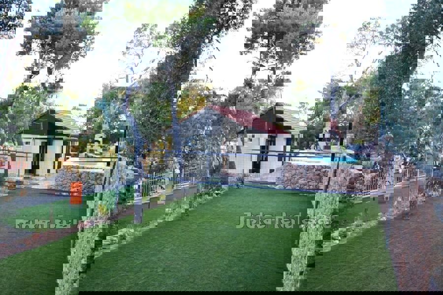 Casa con piscina e vista mare