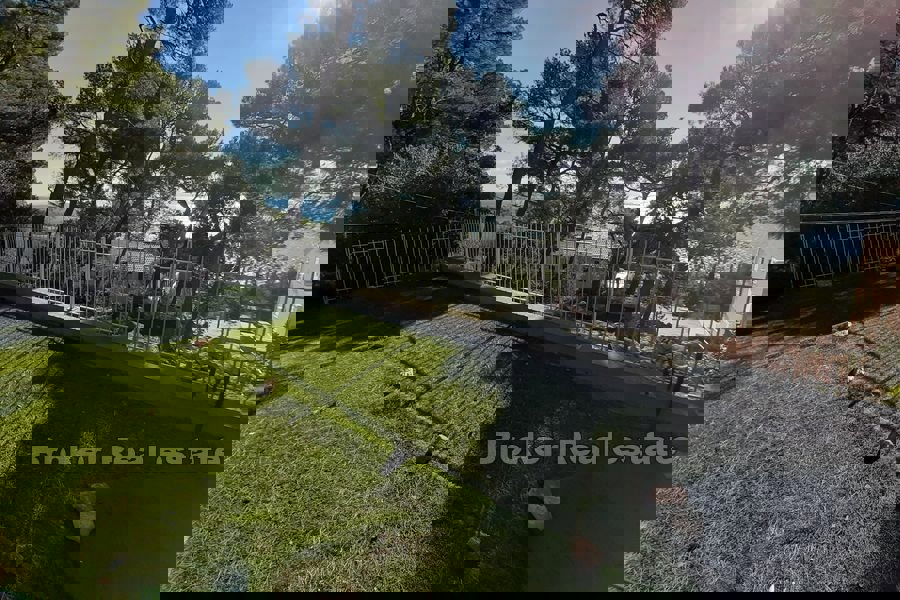 Casa con piscina e vista mare