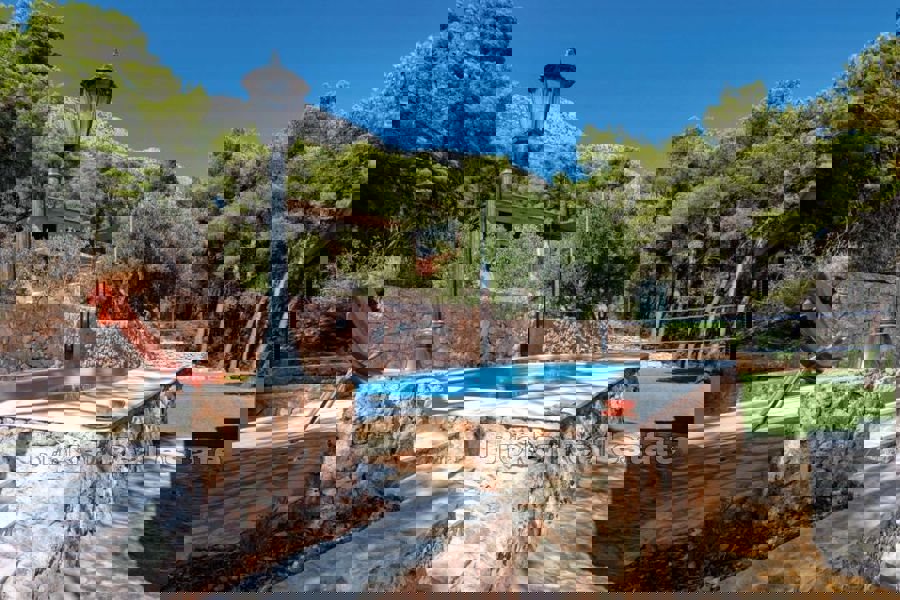 Casa con piscina e vista mare