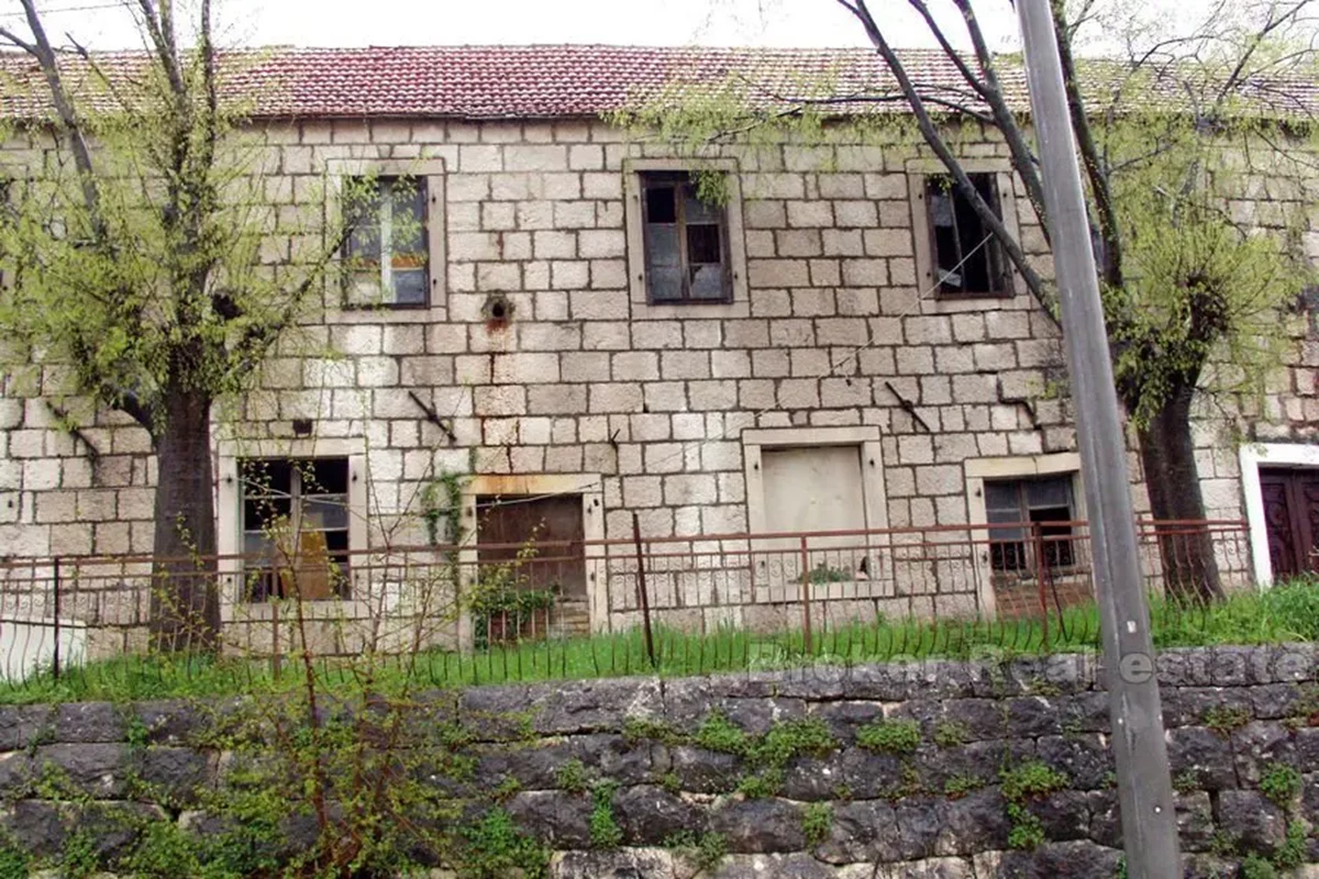 Vecchia casa di pietra per ristrutturazione, in vendita