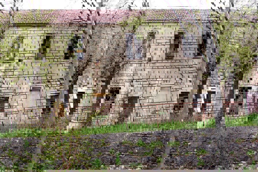 Vecchia casa di pietra per ristrutturazione, in vendita