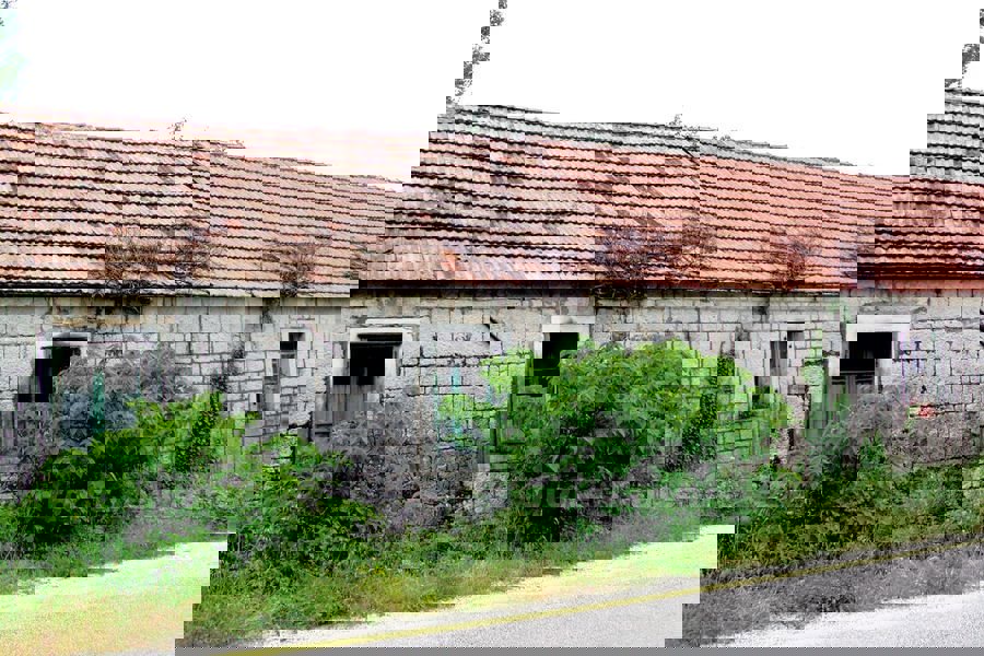 Vecchia casa di pietra per ristrutturazione, in vendita