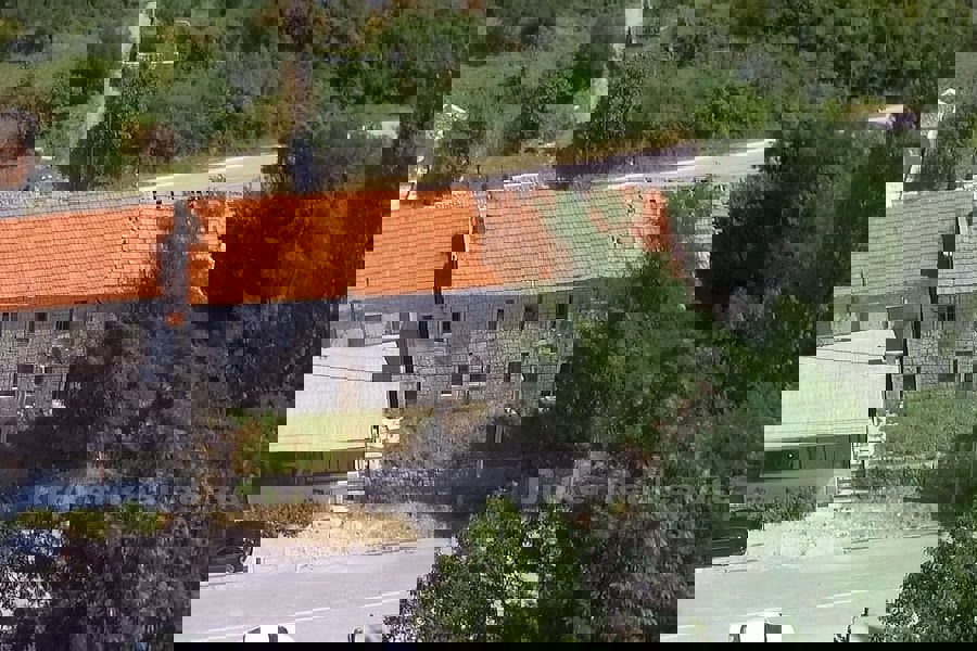 Vecchia casa di pietra per ristrutturazione, in vendita