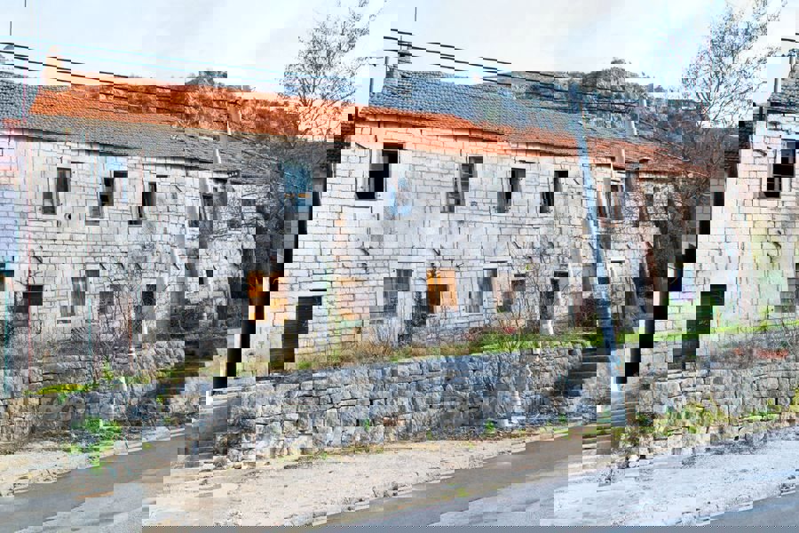 Vecchia casa di pietra per ristrutturazione, in vendita