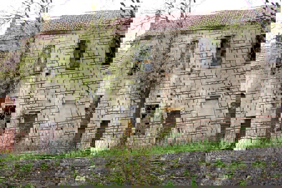 Vecchia casa di pietra per ristrutturazione, in vendita