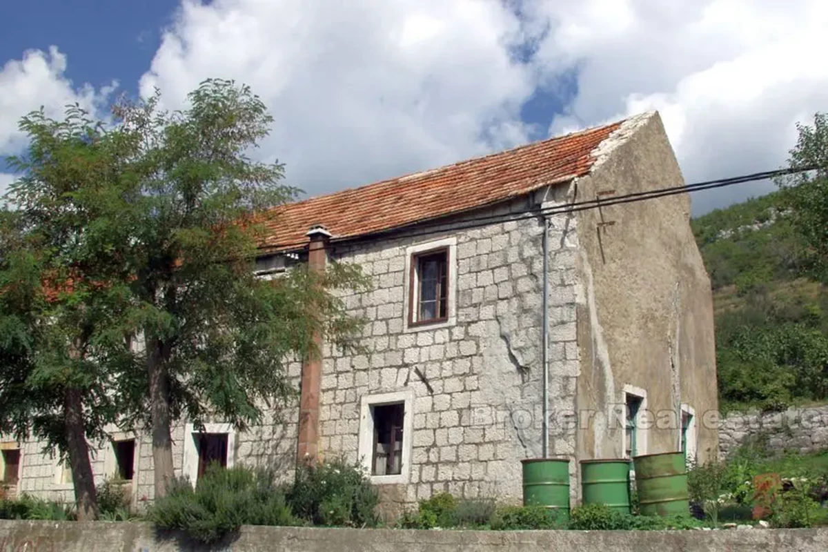 Vecchia casa di pietra per ristrutturazione, in vendita