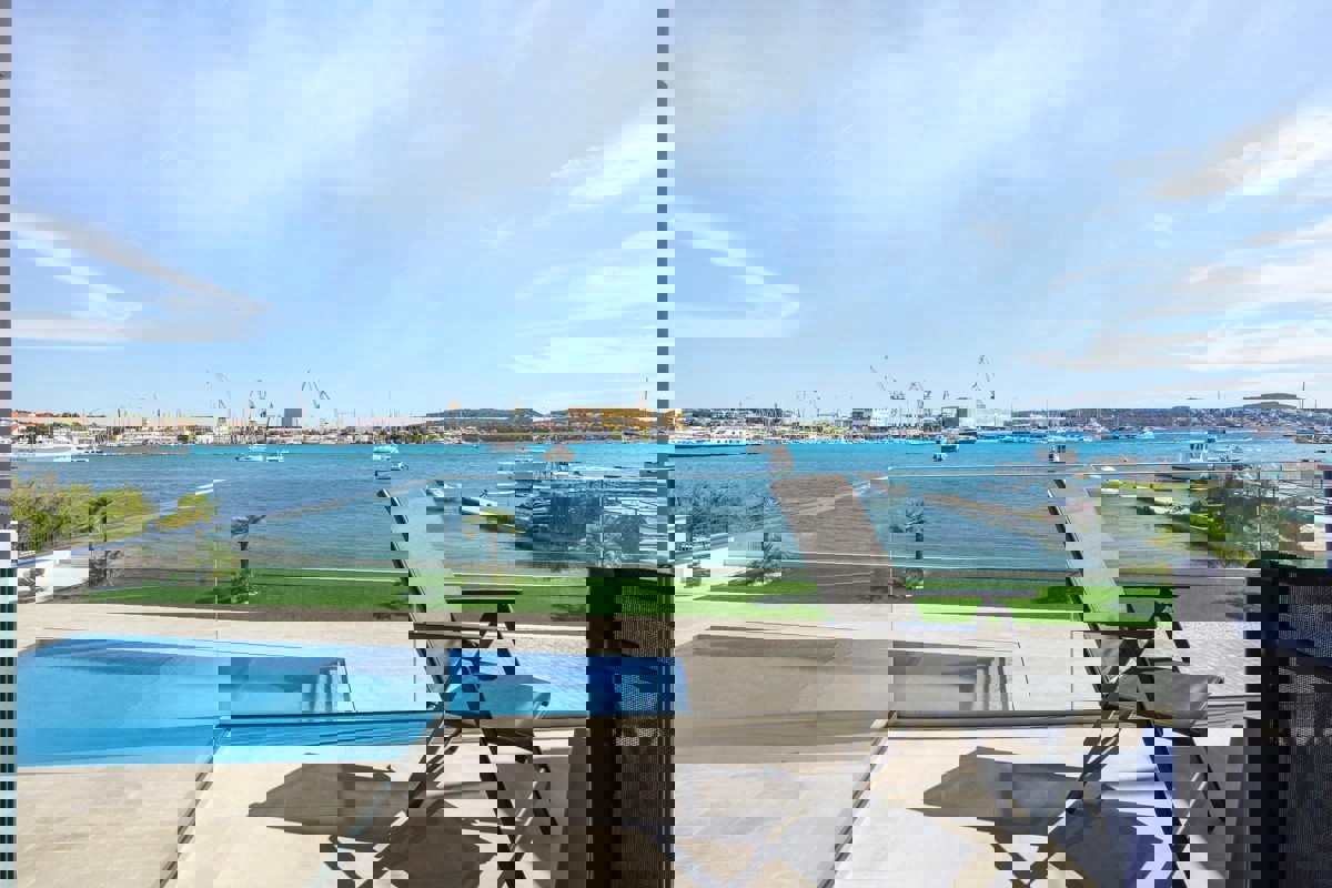 Appartamento con due camere da letto in prima fila sul mare