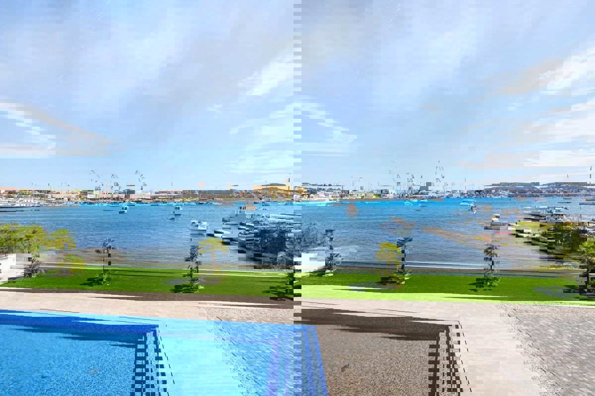 Appartamento con due camere da letto in prima fila sul mare