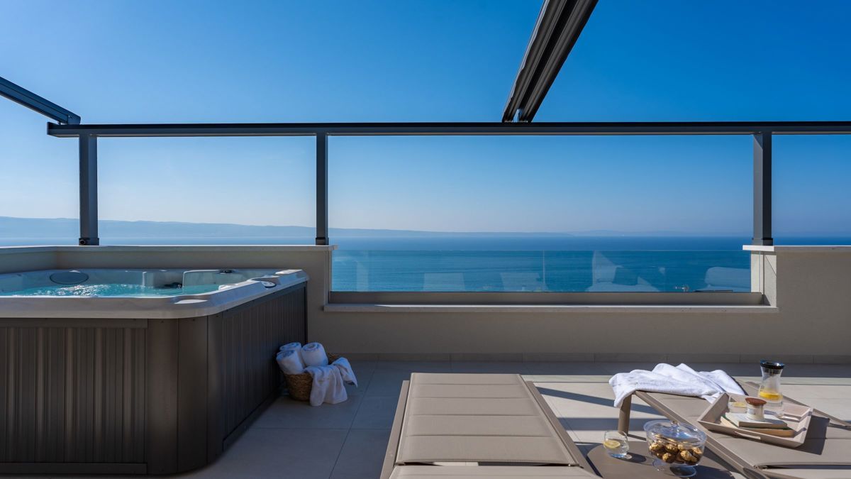 Villa di recente costruzione con piscina e vista mare