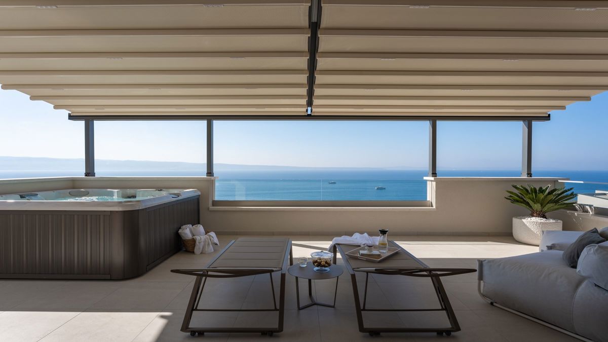 Villa di recente costruzione con piscina e vista mare