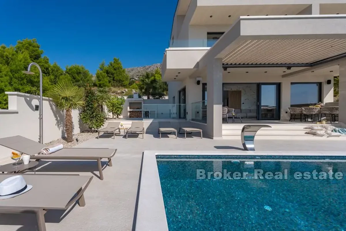 Villa di recente costruzione con piscina e vista mare