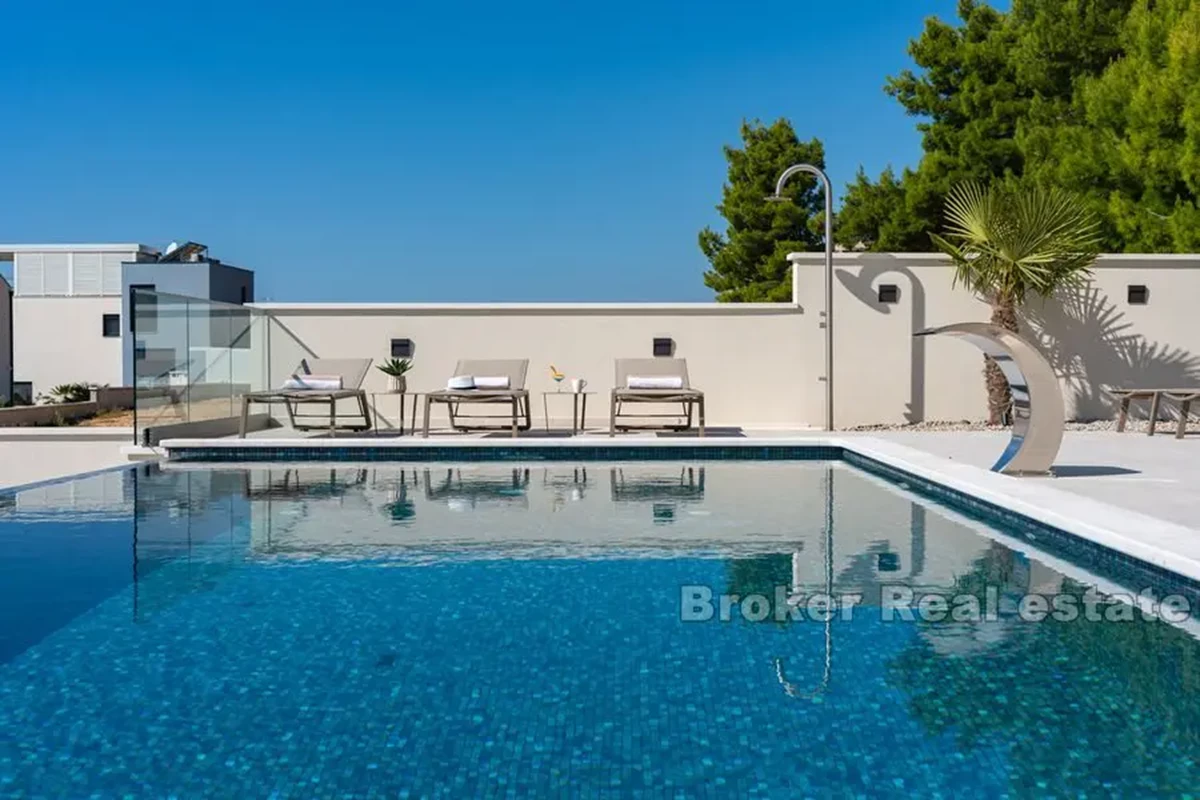 Villa di recente costruzione con piscina e vista mare